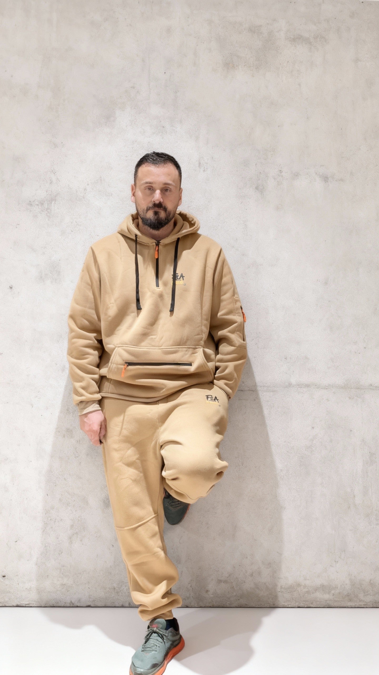 Huvtröja och joggingbyxor