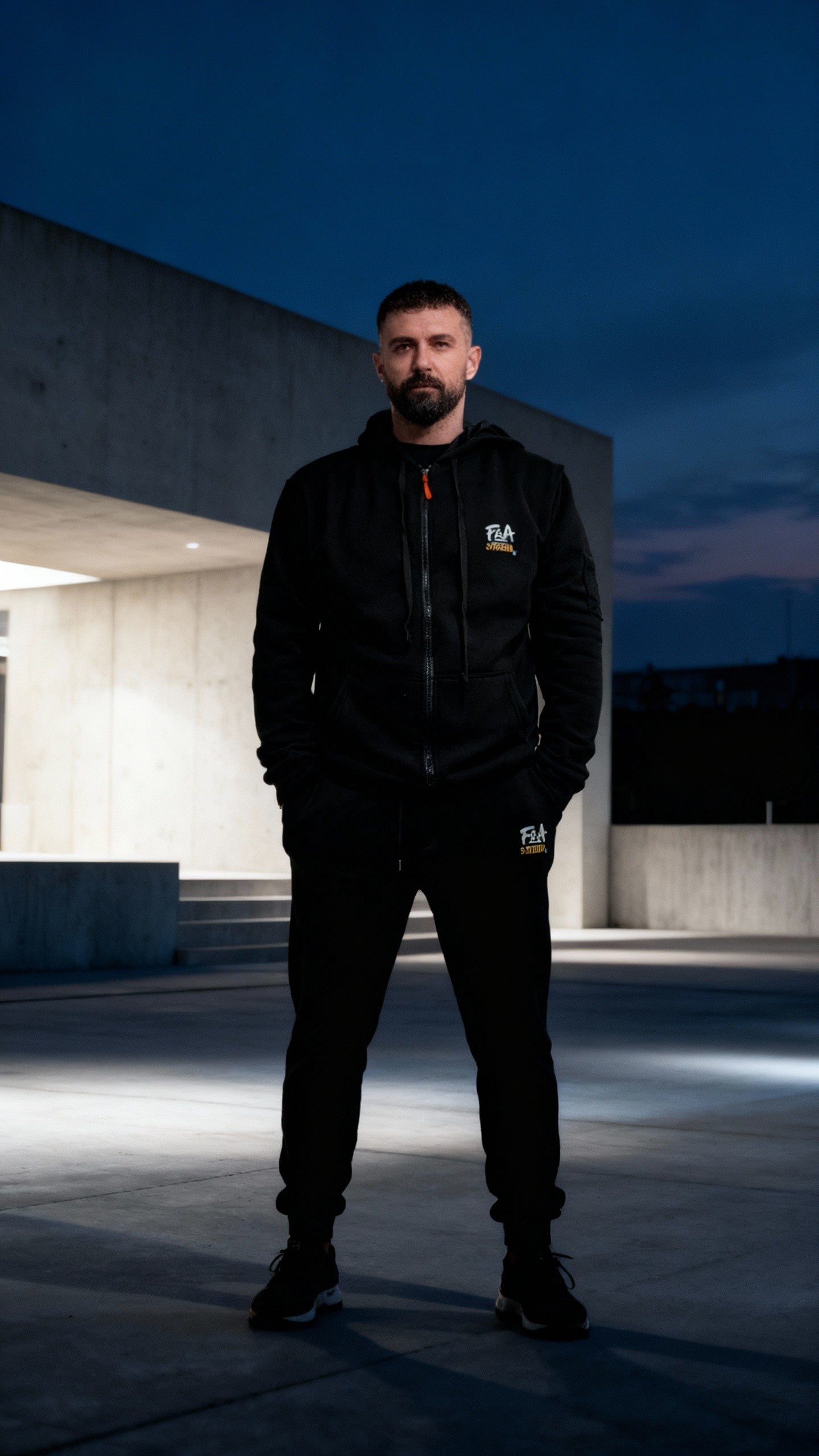 Huvtröja och joggingbyxor