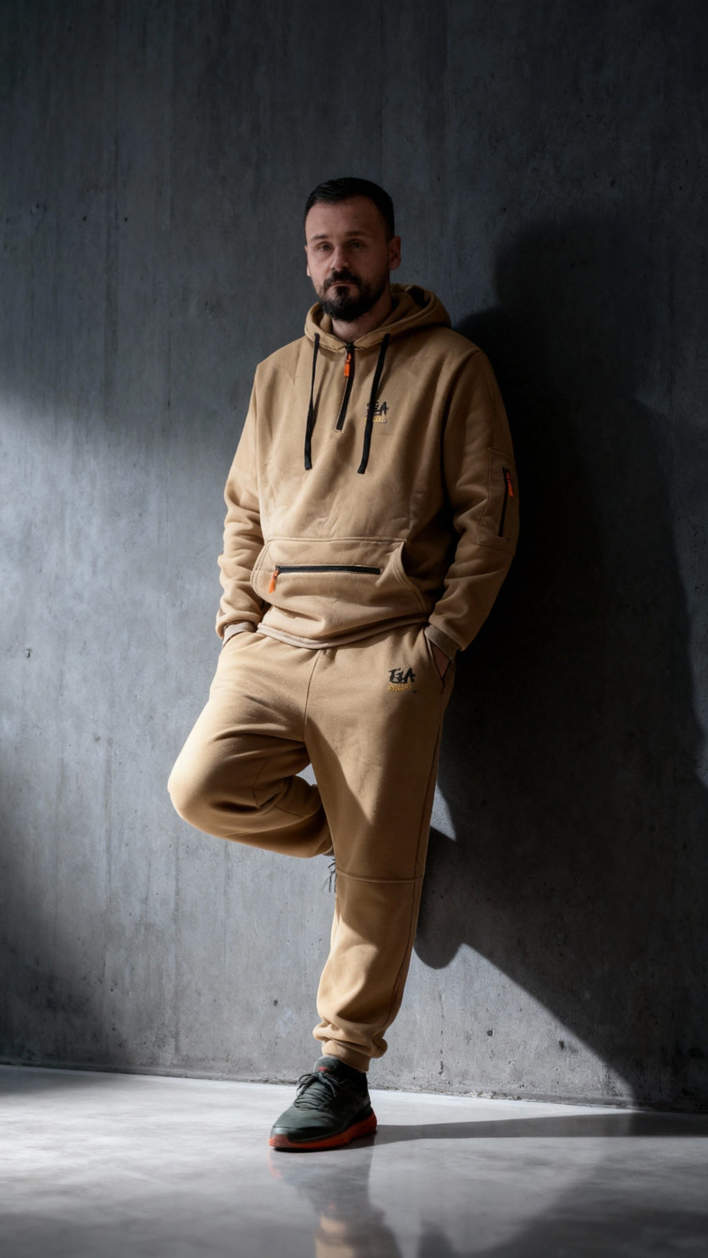 Huvtröja och joggingbyxor